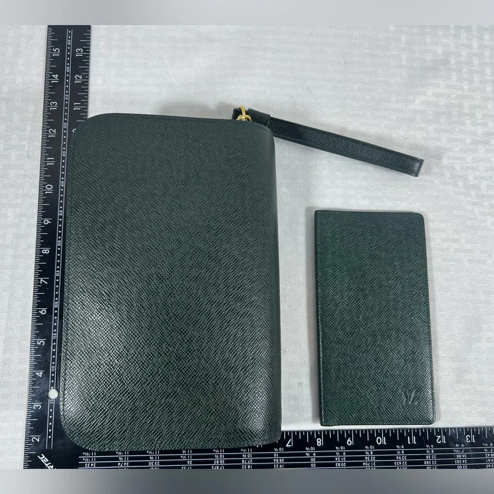 7006: Louis Vuitton Taiga Leather Wristlet & Checkbook Cover Set Green